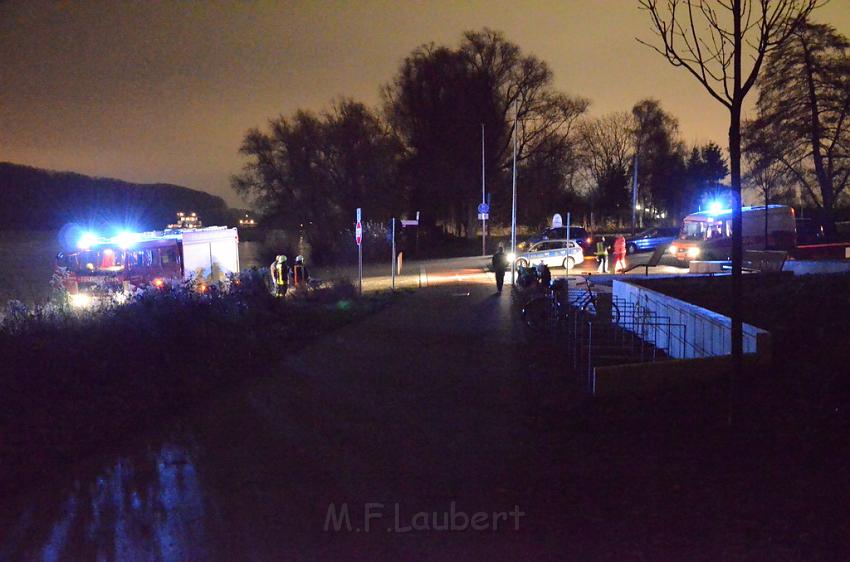 Einsatz BF Koeln PKW im Rhein Mondorf Hersel P016.JPG